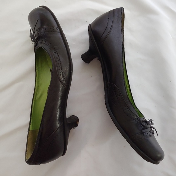 Kenneth Cole Black Leather Heels with Bow - Picture 5 of 8